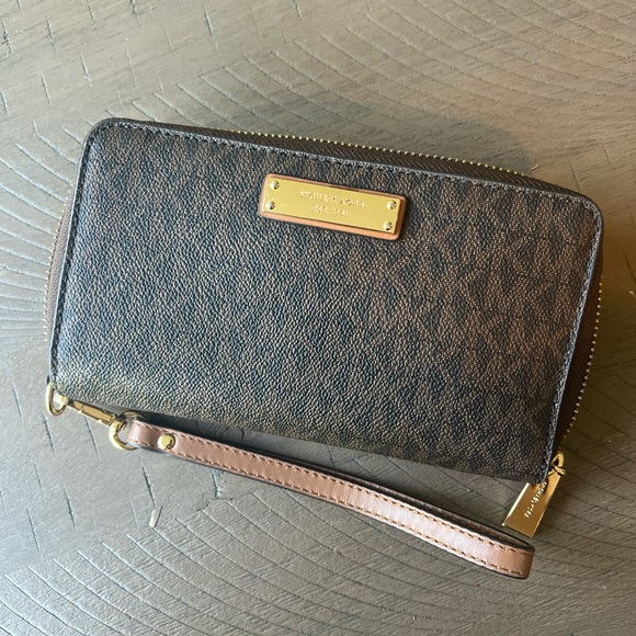 Michael Kors wristlet wallet. - Picture 1 of 3